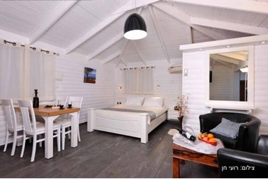 הילת האור בוטיק - בקתת נרקיס