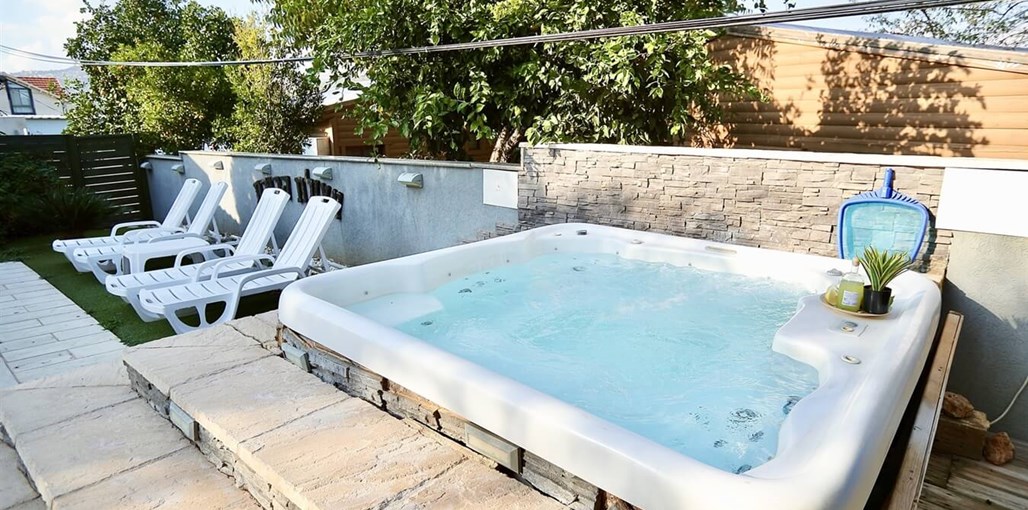 אצולת הכנרת החצר הבריכה והמטבח (3).jpg