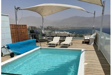 וילה וילאליס - המרפסת הבריכה והנוף