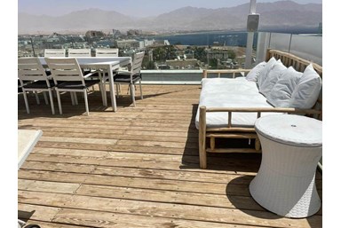 וילה וילאליס - המרפסת הבריכה והנוף