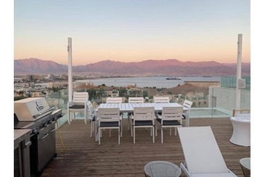 וילה וילאליס - המרפסת הבריכה והנוף