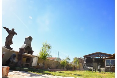 צימר גבעת השלווה - החצר המרכזית