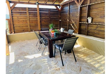 צימר גבעת השלווה - החצר המרכזית