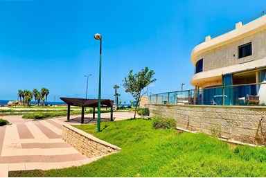 גולן על הים - החצר הבריכה והים