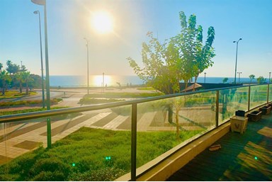 גולן על הים - החצר הבריכה והים