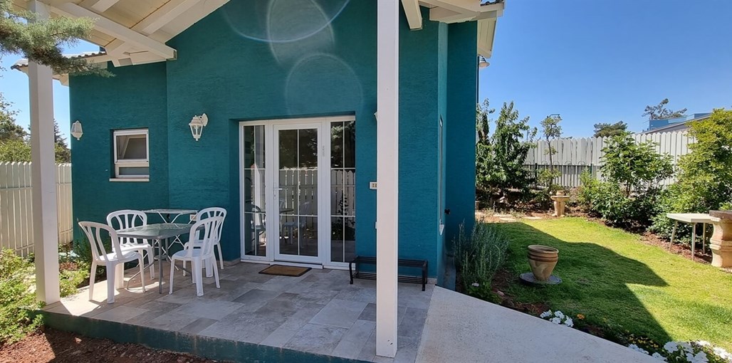 החן בירוק החצר (2).jpg