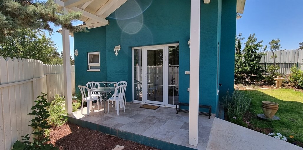 החן בירוק החצר (3).jpg