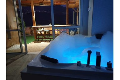 סוויטות ספא סטודיו - החצר, הבריכה הסאונה והנוף