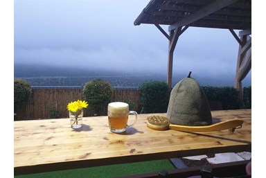 סוויטות ספא סטודיו - החצר, הבריכה הסאונה והנוף