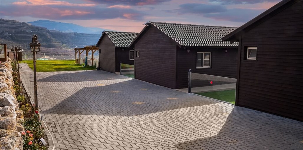 וילאג' צימר וילאג' צימר - החצר, הבריכה והנוף (3).jpg