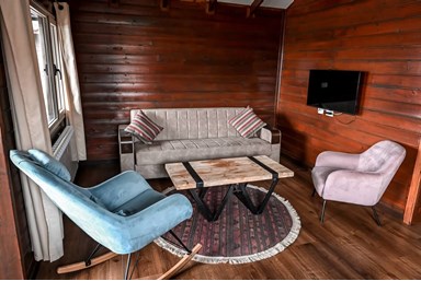 וילאג' צימר  - בקתות העץ