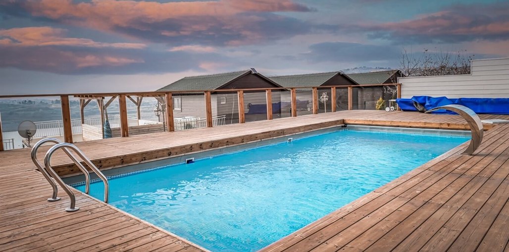 וילאג' צימר וילאג' צימר - החצר, הבריכה והנוף (2).jpg