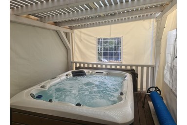 בוסתן לבל - החצר הבריכה והג'קוזי