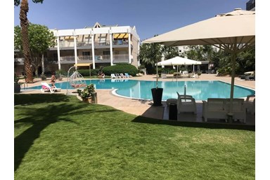 קראון דירות נופש – Crown - החצר והבריכה 