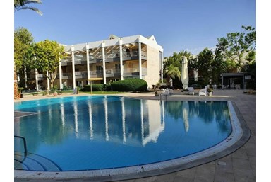 קראון דירות נופש – Crown - החצר והבריכה 