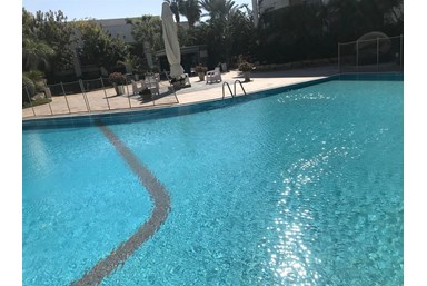 קראון דירות נופש – Crown - החצר והבריכה 