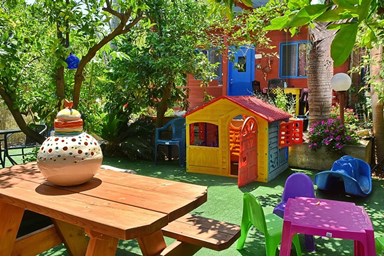 קרוב לים - החצר