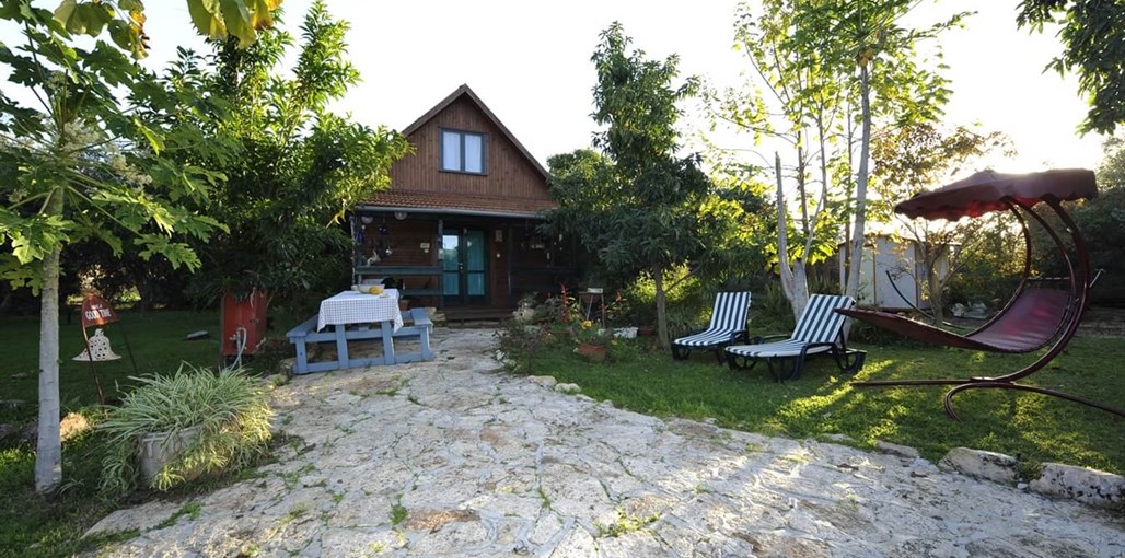 קרוב לים קרוב לים בצת - החצר (7).jpg