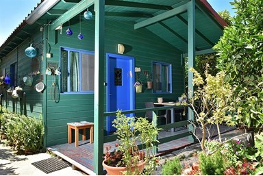 קרוב לים - החצר