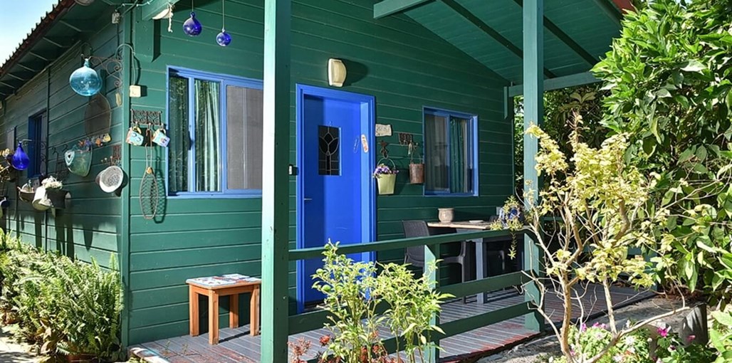 קרוב לים קרוב לים - החצר (26).JPG