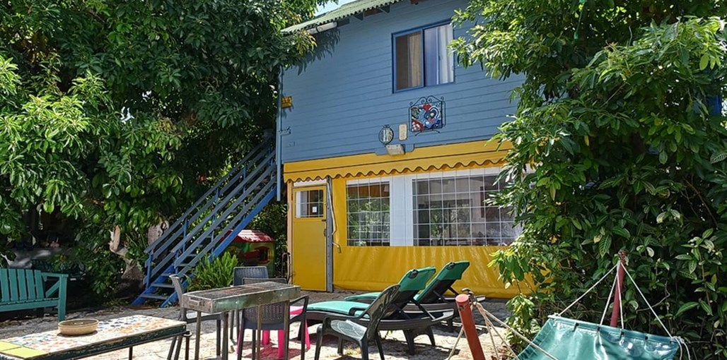 קרוב לים קרוב לים - החצר (9).JPG