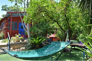 קרוב לים - החצר