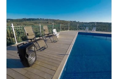 נוף הזיתים - החצר הבריכה והנוף 