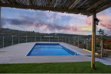 נוף הזיתים - החצר הבריכה והנוף 