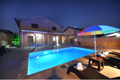 אורות הזוהר - החצר והבריכה