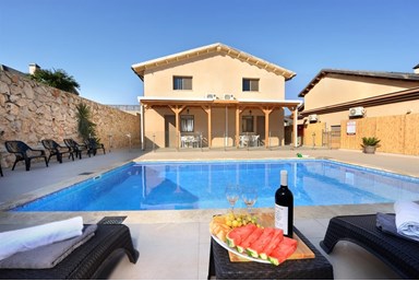 אורות הזוהר - החצר והבריכה