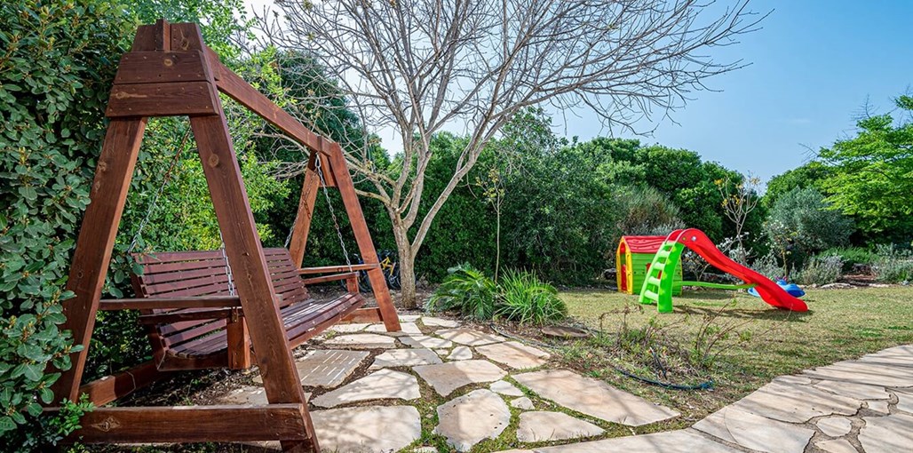 אורנופש בקצה החורש החצר (1).jpg