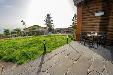 גן הדובדבנים - החצר