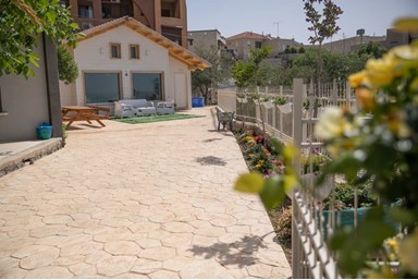 הצימרים של רוז - החצר