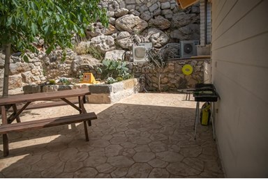 הצימרים של רוז - החצר