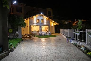 הצימרים של רוז - החצר