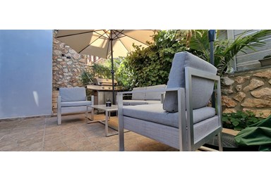 יעלה בנוף ראש פינה - החצר