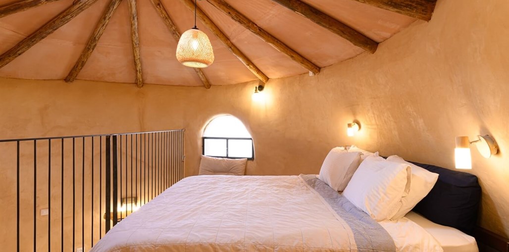 על הנוף - בקתה מאדמה פנים (32).jpg