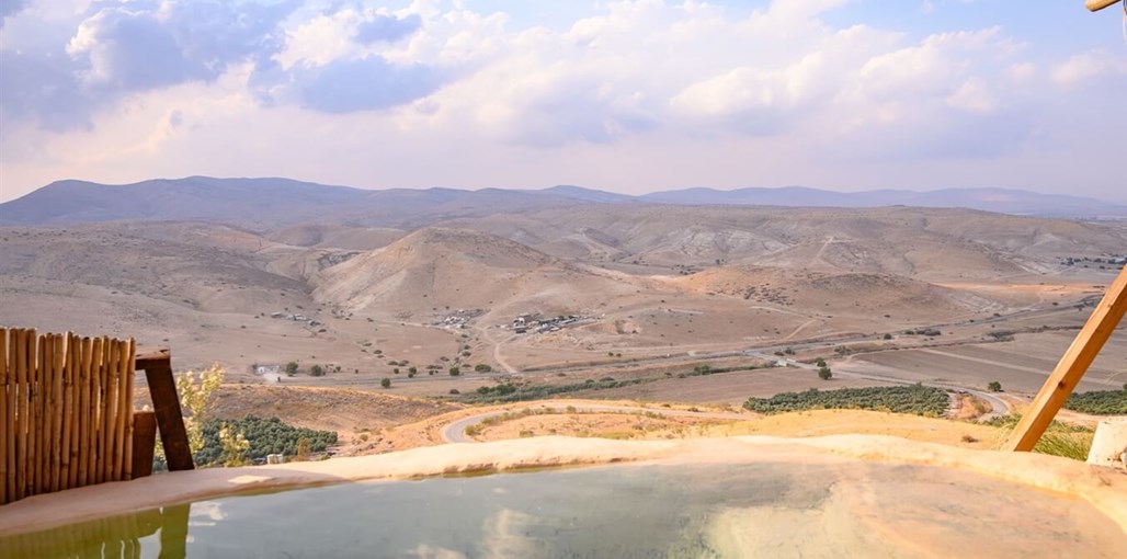 על הנוף - בקתה מאדמה חוץ (32).jpg