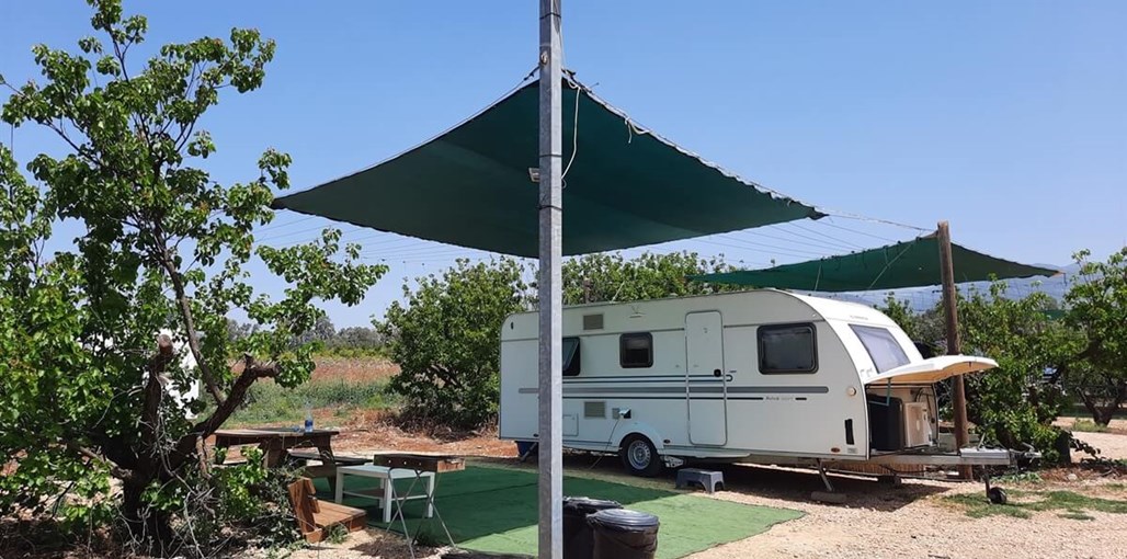 קרוואן זרמים בגולן זרמים בגולן החצר (2).jpg