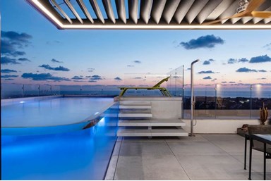 פנטהאוז סייז - מעל שמי קיסריה - המרפסת והבריכה