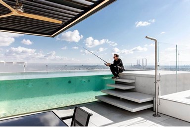 פנטהאוז סייז - מעל שמי קיסריה - המרפסת והבריכה