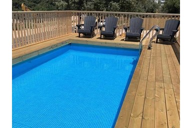 סוויטות שמחה במשפחה - החצר והבריכה 