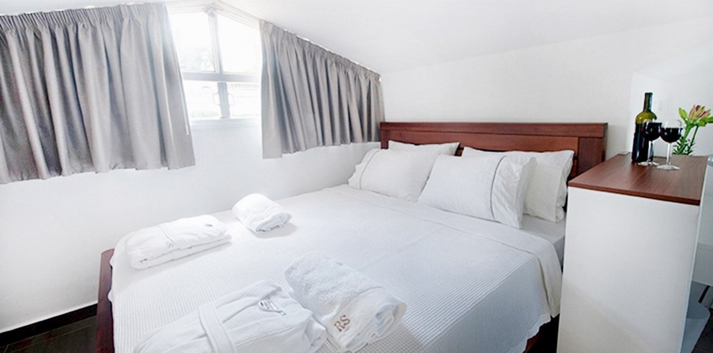 אירוח בוטיק מול הים הגג (2).jpeg