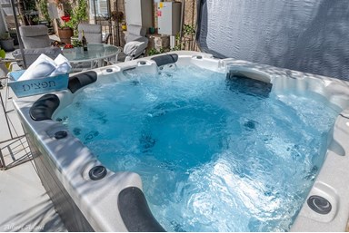 המקום של ברקו - החצר והבריכה