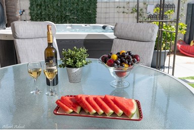 המקום של ברקו - החצר והבריכה