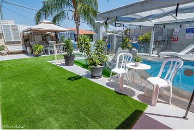 המקום של ברקו - החצר והבריכה