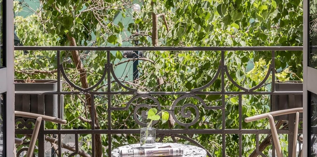 מלון נואל - Hotel Noel חדר קווין עם מרפסת (6).jpg