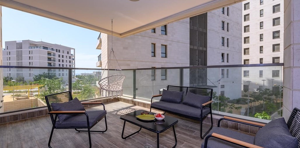 חלום על הגלים חלום על הגלים (4).jpg