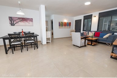 אצל מיס דייזי - היחידה