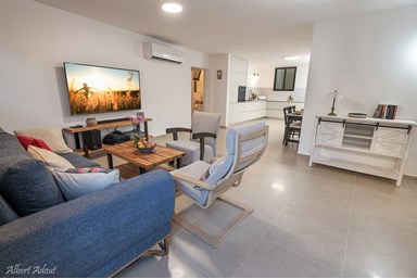 אצל מיס דייזי - היחידה